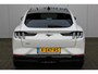 Ford Mustang Mach-E 75kWh/269pk AWD Premium AUTOMAAT volledig ELEKTRISCH ! Fabrieksgarantie t/m 01-03-2027 ! Panorama dak, Vierwielaandr., stoel-, stuur- en voorraamverwarming, technologie pakket II, panoramadak, navigatie, telefoonvoorb., winterpakket, parelmoer wit metallic, etc etc