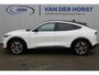 Ford Mustang Mach-E 75kWh/269pk AWD Premium AUTOMAAT volledig ELEKTRISCH ! Fabrieksgarantie t/m 01-03-2027 ! Panorama dak, Vierwielaandr., stoel-, stuur- en voorraamverwarming, technologie pakket II, panoramadak, navigatie, telefoonvoorb., winterpakket, parelmoer wit metallic, etc etc