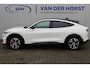 Ford Mustang Mach-E 75kWh/269pk AWD Premium AUTOMAAT volledig ELEKTRISCH ! Fabrieksgarantie t/m 01-03-2027 ! Vierwielaandr., stoel-, stuur- en voorraamverwarming, technologie pakket II, panoramadak, navigatie, telefoonvoorb., winterpakket, parelmoer wit metallic, etc etc
