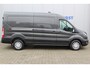 Ford Transit 350 2.0 TDCI L3H2 Trend 130pk Trend. Net ingereden, uit voorraad leverbaar ! Volautm. airco, metallic lak, lane- en side assist, adaptive cruise cntrl, navigatie by Apple carplay/Android auto cntrl, bijrijdersbank, USB aansluiting etc.