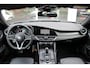 Alfa Romeo Giulia 2.0T Super | Veloce interieur | Stuur\stoel verwarming | Xenon | Regen\lichtsensor rijdende auto