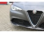 Alfa Romeo Giulia 2.0T Super | Veloce interieur | Stuur\stoel verwarming | Xenon | Regen\lichtsensor rijdende auto