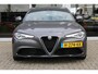 Alfa Romeo Giulia 2.0T Super | Veloce interieur | Stuur\stoel verwarming | Xenon | Regen\lichtsensor rijdende auto