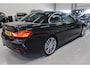 BMW 4-Serie Cabrio 430i High Executive Sport 252pk Zwart Leer Navigatie Bluetooth Nekverwarming Stoelverwarming Head-up display Sportvelgen Stuurverwarming Sportstoelen PDC Boekjes nette staat Airco-ecc