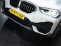 BMW X1 SDrive 18i High Executive Edition (HEAD-UP DISPLAY, TREKHAAK AFNEEMBAAR, NAVIGATIE PROFESSIONAL, STOELVERWARMING, AIRCO)