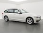 BMW 3-Serie Touring 318D HIGH EXECUTIVE PARELMOER WIT + WEGKL. TREKHAAK / NAVI PRO / SPORTSTOELEN