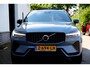 Volvo XC60 2.0 Recharge T8 390PK Plug in AWD R-Design PHEV*Facelift!*Perfect Volvo Onderh.Black Pack/Pano/Elek. Trekhaak/Full LED/Stoelverw./Stuurverw./Apple Carplay-Google/Memorie/Camera/Keyless Entry+Go/Elek. Klep/LED/Rijstrook/DAB/Parkeersens.V+A/19 inch LM*
