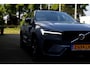 Volvo XC60 2.0 Recharge T8 390PK Plug in AWD R-Design PHEV*Facelift!*Perfect Volvo Onderh.Black Pack/Pano/Elek. Trekhaak/Full LED/Stoelverw./Stuurverw./Apple Carplay-Google/Memorie/Camera/Keyless Entry+Go/Elek. Klep/LED/Rijstrook/DAB/Parkeersens.V+A/19 inch LM*