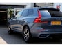 Volvo XC60 2.0 Recharge T8 390PK Plug in AWD R-Design PHEV*Facelift!*Perfect Volvo Onderh.Black Pack/Pano/Elek. Trekhaak/Full LED/Stoelverw./Stuurverw./Apple Carplay-Google/Memorie/Camera/Keyless Entry+Go/Elek. Klep/LED/Rijstrook/DAB/Parkeersens.V+A/19 inch LM*