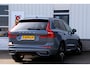Volvo XC60 2.0 Recharge T8 390PK Plug in AWD R-Design PHEV*Facelift!*Perfect Volvo Onderh.Black Pack/Pano/Elek. Trekhaak/Full LED/Stoelverw./Stuurverw./Apple Carplay-Google/Memorie/Camera/Keyless Entry+Go/Elek. Klep/LED/Rijstrook/DAB/Parkeersens.V+A/19 inch LM*