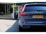 Volvo XC60 2.0 Recharge T8 390PK Plug in AWD R-Design PHEV*Facelift!*Perfect Volvo Onderh.Black Pack/Pano/Elek. Trekhaak/Full LED/Stoelverw./Stuurverw./Apple Carplay-Google/Memorie/Camera/Keyless Entry+Go/Elek. Klep/LED/Rijstrook/DAB/Parkeersens.V+A/19 inch LM*