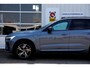 Volvo XC60 2.0 Recharge T8 390PK Plug in AWD R-Design PHEV*Facelift!*Perfect Volvo Onderh.Black Pack/Pano/Elek. Trekhaak/Full LED/Stoelverw./Stuurverw./Apple Carplay-Google/Memorie/Camera/Keyless Entry+Go/Elek. Klep/LED/Rijstrook/DAB/Parkeersens.V+A/19 inch LM*