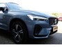 Volvo XC60 2.0 Recharge T8 390PK Plug in AWD R-Design PHEV*Facelift!*Perfect Volvo Onderh.Black Pack/Pano/Elek. Trekhaak/Full LED/Stoelverw./Stuurverw./Apple Carplay-Google/Memorie/Camera/Keyless Entry+Go/Elek. Klep/LED/Rijstrook/DAB/Parkeersens.V+A/19 inch LM*