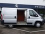 Peugeot Boxer GB 330 L1H1 BlueHDi 130PK Premium Pack Navigatie | AIRCO | Cruise control | Achteruitrijcamera | P-hulp | Vloerplaat | Zijdwandbeplating | BT
