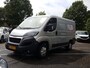 Peugeot Boxer GB 330 L1H1 BlueHDi 130PK Premium Pack Navigatie | AIRCO | Cruise control | Achteruitrijcamera | P-hulp | Vloerplaat | Zijdwandbeplating | BT