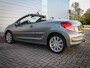 Peugeot 207 CC 1.6 VTi Griffe | Clima | Cruise | Pdc | Leer | 17 Inch | Allseason | Stoelverwarming |