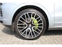 Porsche Cayenne Coupé 3.0 E-Hybrid Automaat/Panoramadak/Navigatie/Apple carplay/Stuurverwarming/Dodehoek detectie/Cruise control adaptief/Elektrische achterklep/Achteruitrijcamera/Trekhaak elektrisch/Lederen bekleding/Elektrisch bedienbare voorstoelen/Voorstoelen en achterbank