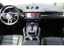 Porsche Cayenne Coupé 3.0 E-Hybrid Automaat/Panoramadak/Navigatie/Apple carplay/Stuurverwarming/Dodehoek detectie/Cruise control adaptief/Elektrische achterklep/Achteruitrijcamera/Trekhaak elektrisch/Lederen bekleding/Elektrisch bedienbare voorstoelen/Voorstoelen en achterbank