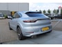 Porsche Cayenne Coupé 3.0 E-Hybrid Automaat/Panoramadak/Navigatie/Apple carplay/Stuurverwarming/Dodehoek detectie/Cruise control adaptief/Elektrische achterklep/Achteruitrijcamera/Trekhaak elektrisch/Lederen bekleding/Elektrisch bedienbare voorstoelen/Voorstoelen en achterbank