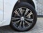 Volvo XC60 2.0 T6 Plug-in hybrid AWD Ultimate Bright | Long Range | Adaptive cruise control | Panoramadak | 360 camera | Trekhaak | Getint glas | Keyless | Harman Kardon audio