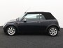 MINI One Mini Cabrio 1.6 airco cruisc centrvergr elecraam electr dak, parkeersensoren achter, radio speler, boordcomputer Ben je klaar om te genieten van de zon en de vrijheid van open rijden? De MINI Mini Cabrio 1.6 One biedt alles wat je zoekt in een cabrio: stijl, plezier en sportief rijgedrag. Deze iconische