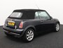 MINI One Mini Cabrio 1.6 airco cruisc centrvergr elecraam electr dak, parkeersensoren achter, radio speler, boordcomputer Ben je klaar om te genieten van de zon en de vrijheid van open rijden? De MINI Mini Cabrio 1.6 One biedt alles wat je zoekt in een cabrio: stijl, plezier en sportief rijgedrag. Deze iconische