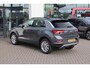 Volkswagen T-Roc 1.5 TSI Life Edition 150PK / 110kW Apple Carplay & Android Auto, achteruitrijcamera, 2-zone Climatronic airconditioning, volledig digitaal instrumentenpaneel (Digital Cockpit Pro), cruise control adaptief met Stop & Go, dodehoekdetectie, extra getint glas achter, comfortstoelen, LED koplampen, parkeersensoren voor + achter