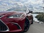 Lexus ES 300h Business Line | Luxueuze uitvoering | LM Velgen 19" | Elektrisch Glazen Panoramadak | Voorstoelen/Stuurwiel Verwarmd |