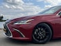 Lexus ES 300h Business Line | Luxueuze uitvoering | LM Velgen 19" | Elektrisch Glazen Panoramadak | Voorstoelen/Stuurwiel Verwarmd |