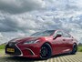 Lexus ES 300h Business Line | Luxueuze uitvoering | LM Velgen 19" | Elektrisch Glazen Panoramadak | Voorstoelen/Stuurwiel Verwarmd |