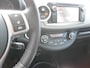 Toyota Yaris 1.3 VVT-i Executive luxe in Nederland nieuw geleverde yaris met navigatie!