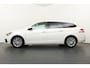 Peugeot 308 SW BWJ 2020 1.2 131 PK Blue Lease Premium AUTOMAAT APPLE CARPLAY / ANDROID AUTO / PANORAMADAK / PRIV. GLAS / CAMERA / HALF LEDER / NAVI / CLIMA / CRUISE / BLUETOOTH / LANE ASSIST / PARKEERSENSOREN / LMV 16 INCH / DAB / MULTIFUNCT. STUUR / ISOFIX / LED