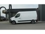 Renault Master T35 2.3 dCi 135 L2H2 Comfort | Direct Leverbaar | Navigatie | Parkeersensoren | Airco | Cruise Control | Vloerplaat In Laadruimte