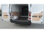 Renault Master T35 2.3 dCi 135 L2H2 Comfort | Direct Leverbaar | Navigatie | Parkeersensoren | Airco | Cruise Control | Vloerplaat In Laadruimte