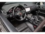 Porsche Cayenne 4.0 Turbo V8 550PK | ACC | 360 Cam | Lane & Side Assist | Sport Design | Sport chrono | PDCC | Bose | E.TH 3500KG | Achterasbesturing | Carbon | Pano | Softclose | Luchtvering | Matrix Led | Keyless | PDLS+ | Garagedeuropener | Lederpack | Alcantara Hemel |