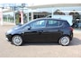 Opel Corsa 1.0-90pk Turbo 'Online Edition'. Erg nette en goed onderhouden Opel Corsa 1.0-90pk Turbo 5drs.. Volautm. airco, cruise control, navigatie, trekhaak afneembare kogel, metallic lak, parkeersensoren v+a, LM wielen, telefoonvoorb., 5 deuren etc.