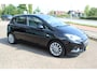 Opel Corsa 1.0-90pk Turbo 'Online Edition'. Erg nette en goed onderhouden Opel Corsa 1.0-90pk Turbo 5drs.. Volautm. airco, cruise control, navigatie, trekhaak afneembare kogel, metallic lak, parkeersensoren v+a, LM wielen, telefoonvoorb., 5 deuren etc.