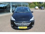 Opel Corsa 1.0-90pk Turbo 'Online Edition'. Erg nette en goed onderhouden Opel Corsa 1.0-90pk Turbo 5drs.. Volautm. airco, cruise control, navigatie, trekhaak afneembare kogel, metallic lak, parkeersensoren v+a, LM wielen, telefoonvoorb., 5 deuren etc.