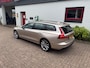 Volvo V60 B3 163pk Mild Hybrid Aut Essential/ Navigatie/ 19 Inch velgen/ Apple Carplay/ DAB/ Camera achter/ 1 Eigenaar/ Origineel NL/ NAP