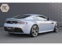 Aston Martin V12 Vantage S 5.9 | MINT CONDITION | KERAMISCHE REMMEN | MAKO BLUE | VOLLEDIG INTERIEUR & EXTERIEUR CARBON PACK | FULL SERVICE VIA KROYMANS ASTON MARTIN