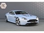 Aston Martin V12 Vantage S 5.9 | MINT CONDITION | KERAMISCHE REMMEN | MAKO BLUE | VOLLEDIG INTERIEUR & EXTERIEUR CARBON PACK | FULL SERVICE VIA KROYMANS ASTON MARTIN