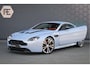Aston Martin V12 Vantage S 5.9 | MINT CONDITION | KERAMISCHE REMMEN | MAKO BLUE | VOLLEDIG INTERIEUR & EXTERIEUR CARBON PACK | FULL SERVICE VIA KROYMANS ASTON MARTIN