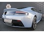 Aston Martin V12 Vantage S 5.9 | MINT CONDITION | KERAMISCHE REMMEN | MAKO BLUE | VOLLEDIG INTERIEUR & EXTERIEUR CARBON PACK | FULL SERVICE VIA KROYMANS ASTON MARTIN