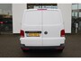 Volkswagen Transporter 2.0 TDI L2H1 28 Comfortline 110PK / 81kW Highline, Dubbele cabine, met armleuningen en verstelbare stoelen, privacy glas, glaslook panelen, parkeersensoren achter, cruise control, achterdeuren met ruit, bijrijdersbank, Apple Carplay / Android Auto, licht en regensensor, achterwissers, mistlampen voor, comfortstoel met armleuningen, in hoogte verstelbaar, reservewiel, airco, side bars, scheidingswand bekleed + ruit, zijwand bekleding, betonplex laadvloer met sjorogen, etc.