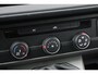 Volkswagen Transporter 2.0 TDI L2H1 28 Comfortline 110PK / 81kW Highline, Dubbele cabine, met armleuningen en verstelbare stoelen, privacy glas, glaslook panelen, parkeersensoren achter, cruise control, achterdeuren met ruit, bijrijdersbank, Apple Carplay / Android Auto, licht en regensensor, achterwissers, mistlampen voor, comfortstoel met armleuningen, in hoogte verstelbaar, reservewiel, airco, side bars, scheidingswand bekleed + ruit, zijwand bekleding, betonplex laadvloer met sjorogen, etc.