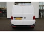 Volkswagen Transporter 2.0 TDI L2H1 28 Comfortline 110PK / 81kW Highline, Dubbele cabine, met armleuningen en verstelbare stoelen, privacy glas, glaslook panelen, parkeersensoren achter, cruise control, achterdeuren met ruit, bijrijdersbank, Apple Carplay / Android Auto, licht en regensensor, achterwissers, mistlampen voor, comfortstoel met armleuningen, in hoogte verstelbaar, reservewiel, airco, side bars, scheidingswand bekleed + ruit, zijwand bekleding, betonplex laadvloer met sjorogen, etc.
