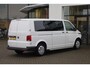 Volkswagen Transporter 2.0 TDI L2H1 28 Comfortline 110PK / 81kW Highline, Dubbele cabine, met armleuningen en verstelbare stoelen, privacy glas, glaslook panelen, parkeersensoren achter, cruise control, achterdeuren met ruit, bijrijdersbank, Apple Carplay / Android Auto, licht en regensensor, achterwissers, mistlampen voor, comfortstoel met armleuningen, in hoogte verstelbaar, reservewiel, airco, side bars, scheidingswand bekleed + ruit, zijwand bekleding, betonplex laadvloer met sjorogen, etc.
