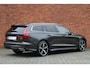 Volvo V60 T6 Automaat Recharge AWD Plus Bright | Panoramadak | Styling Kit met uitlaatstukken | Adaptieve Cruise Control met Pilot Assist | Premium audio by Harman Kardon | Elektrische voorstoelen met geheugen | Verwarmbare voorstoelen + stuurwiel | Keyless Entry | 360 graden camera | Apple CarPlay | 19'' Lichtmetalen wielen