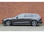 Volvo V60 T6 Automaat Recharge AWD Plus Bright | Panoramadak | Styling Kit met uitlaatstukken | Adaptieve Cruise Control met Pilot Assist | Premium audio by Harman Kardon | Elektrische voorstoelen met geheugen | Verwarmbare voorstoelen + stuurwiel | Keyless Entry | 360 graden camera | Apple CarPlay | 19'' Lichtmetalen wielen