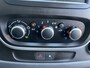 Renault Trafic 2.0 dCi 120 T29 L2H1 Airco - Cruise control - Parkeer sensoren achter - Navigatie - Radio - USB/AUX - DAB - Bluetooth - Trekhaak - Licht metalen velgen - Ramen electrisch voor - Voorstoelen verwarmbaar en verstelbaar - B-stoel IHV - 2 zitplaatsen voor - zijwand betimmering - laadvloer - zijschuifdeur rechts - tussenschot volledig